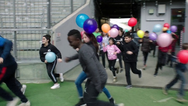 Video Reference: Leisure, Balloon, Fun, Grass, Recreation, Sports, Event, Party supply, Competition event, Entertainment