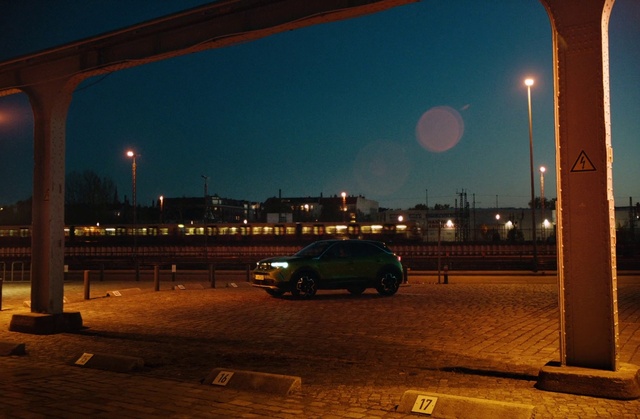 Video Reference: Automotive parking light, Sky, Car, Land vehicle, Tire, Wheel, Vehicle, Street light, Automotive lighting, Light