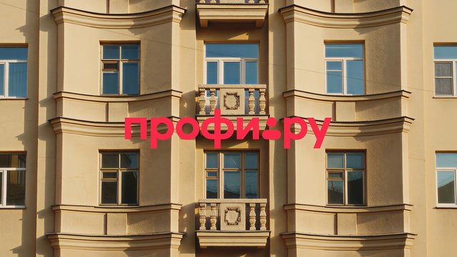 Video Reference: apartment building, building facade, windows, balconies, sunlight, beige, architecture, urban, exterior, Cyrillic text, overlay text, residential