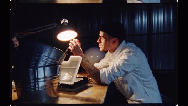 Video Reference: Table, Entertainment, Event, Personal computer, Drink, Curtain, Fun, White-collar worker, Music, Desk