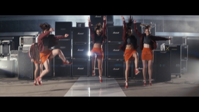 Video Reference: Flash photography, Thigh, Entertainment, Choreography, Performing arts, Dance, Fashion design, Shorts, Event, Human leg