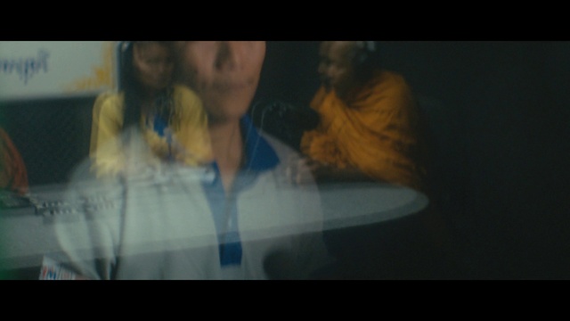 Video Reference: Eyebrow, Mouth, Jaw, Flash photography, Gesture, Fun, Electric blue, Display device, Darkness, Event