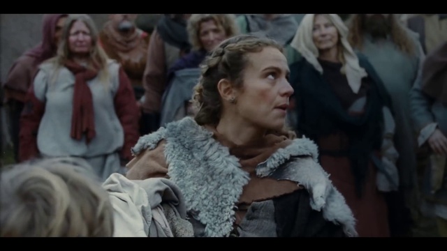 Video Reference: Human body, Gesture, Fun, Fashion design, Event, Street fashion, Crowd, Fur, Entertainment, Audience