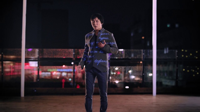 Video Reference: Purple, Flash photography, Entertainment, Performing arts, Musician, Music, Music artist, Artist, Event, Fun