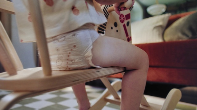 Video Reference: Leg, Human body, Waist, Thigh, Knee, Wood, Comfort, Eyewear, Chair, Trunk