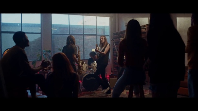 Video Reference: Musician, Entertainment, Fun, Event, Performing arts, Music, Crowd, Chair, Darkness, Performance art