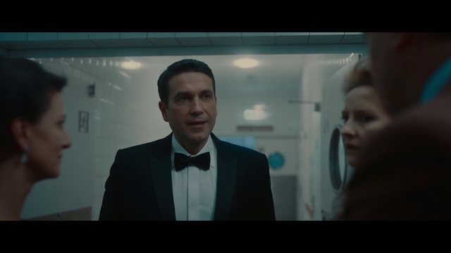 Video Reference: Chin, Eyebrow, Flash photography, Sleeve, Gesture, Collar, Dress shirt, Suit, Blazer, Fun