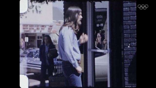 Video Reference: Flash photography, Sleeve, Standing, Street fashion, Gesture, Font, Display device, Eyewear, Pedestrian, T-shirt