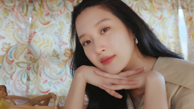 Video Reference: Forehead, Nose, Cheek, Skin, Head, Lip, Chin, Hand, Hairstyle, Eyebrow