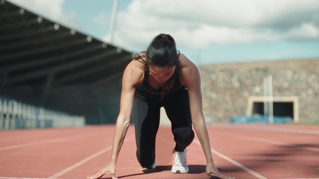 Video Reference: Cloud, Track and field athletics, Human body, Racquet sport, Sky, Sports uniform, Sportswear, Exercise, Knee, Elbow