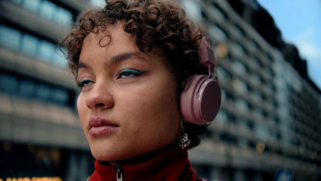 Video Reference: Forehead, Nose, Hairstyle, Hearing, Eye, Microphone, Ear, Peripheral, Audio equipment, Eyelash