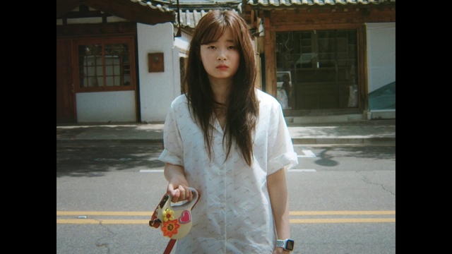 Video Reference: Lip, Flash photography, Neck, Sleeve, Standing, Waist, Eyewear, Happy, Long hair, T-shirt