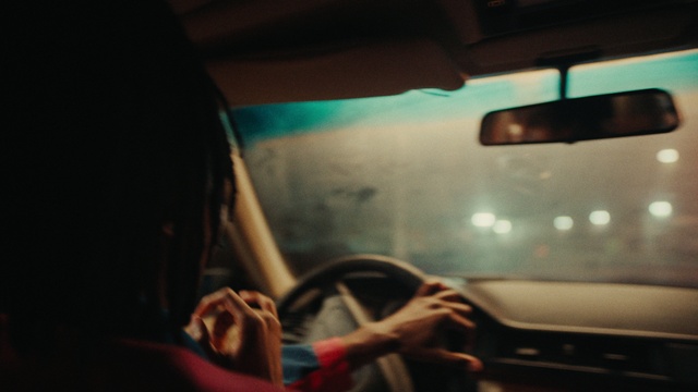 Video Reference: Car, Vehicle, Automotive lighting, Automotive mirror, Mirror, Motor vehicle, Automotive design, Gesture, Steering wheel, Rear-view mirror