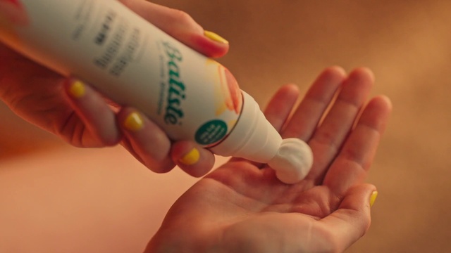 Video Reference: Hand, Fluid, Finger, Gesture, Drinkware, Thumb, Nail, Tints and shades, Drink, Service
