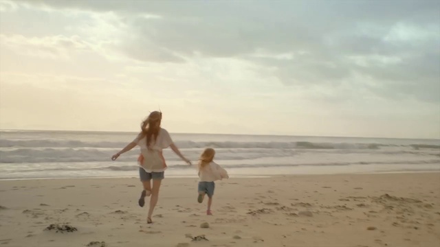 Video Reference: Water, Cloud, Sky, People on beach, People in nature, Leg, Shorts, Beach, Happy, Gesture