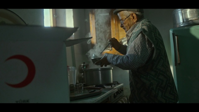 Video Reference: Gas, Cooking, Machine, Job, Science, Engineering, Darkness, Helmet, Tableware, Room