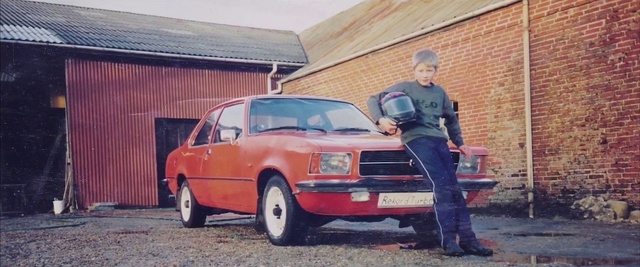 Video Reference: Car, Wheel, Tire, Land vehicle, Vehicle, Hood, Motor vehicle, Automotive parking light, Automotive design, Fender