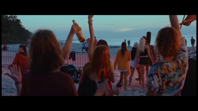 Video Reference: Sky, Gesture, Happy, Leisure, Shorts, Crowd, T-shirt, Fun, Event, Recreation
