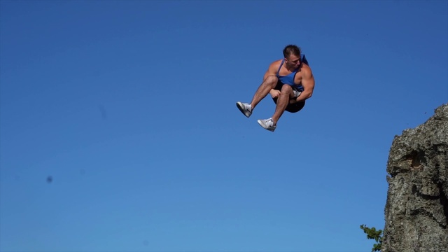 Video Reference: Sky, People in nature, Shorts, Happy, Freestyle walking, Recreation, Leisure, Flash photography, Balance, Electric blue