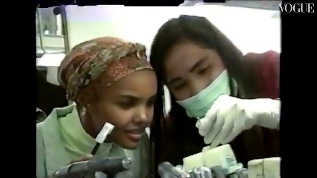 Video Reference: Mouth, Gesture, Sharing, Snapshot, Event, Happy, Photo caption, Service, Fun, Child