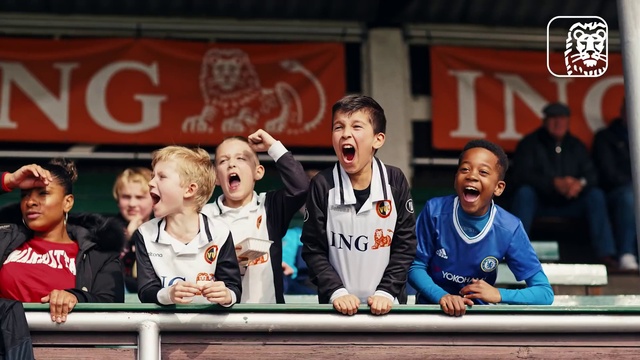 Video Reference: Sports uniform, Smile, Shirt, Jersey, Player, Mammal, Gesture, Sports jersey, Social group, Fan