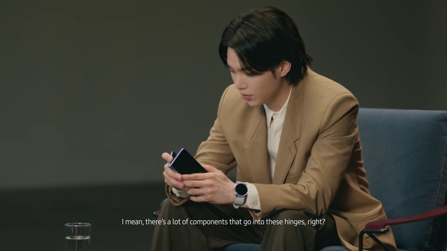 Video Reference: Watch, Sleeve, Gesture, Collar, Clock, Eyewear, Blazer, Formal wear, White-collar worker, Elbow