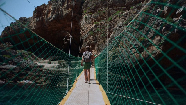 Video Reference: Canopy walkway, Sky, Line, Slope, Recreation, Leisure, Mountain, Suspension bridge, Net, Composite material