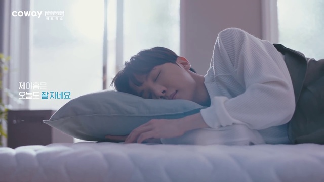 Video Reference: Shoulder, Comfort, T-shirt, Eyewear, Linens, Electric blue, Sitting, White-collar worker, Leisure, Bedding