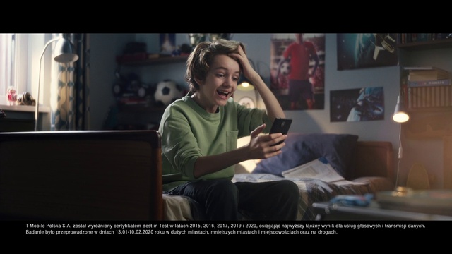 Video Reference: Smile, Flash photography, Happy, Event, Darkness, Audio equipment, Fun, Entertainment, Conversation, Sitting