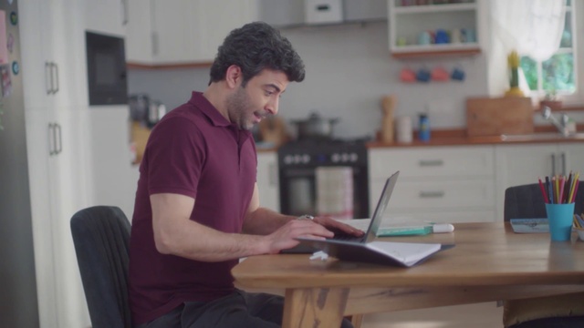 Video Reference: Computer, Personal computer, Table, Arm, Laptop, Furniture, Desk, T-shirt, Chair, Engineering