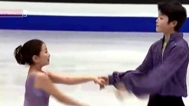 Video Reference: Greeting, Sleeve, Gesture, Entertainment, Sports, Holding hands, Competition event, Sharing, Leisure, Recreation