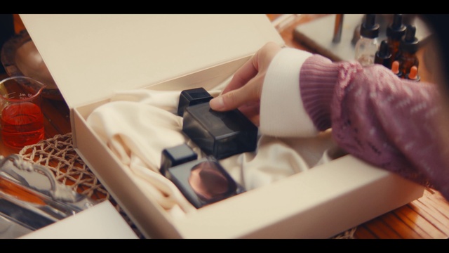 Video Reference: Automotive design, Gesture, Comfort, Thigh, Nail, Toy, Wrist, Thumb, Human leg, Fashion design