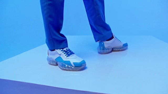 Video Reference: Shoe, Blue, Knee, Flooring, Street fashion, Floor, Sportswear, Thigh, Electric blue, Human leg