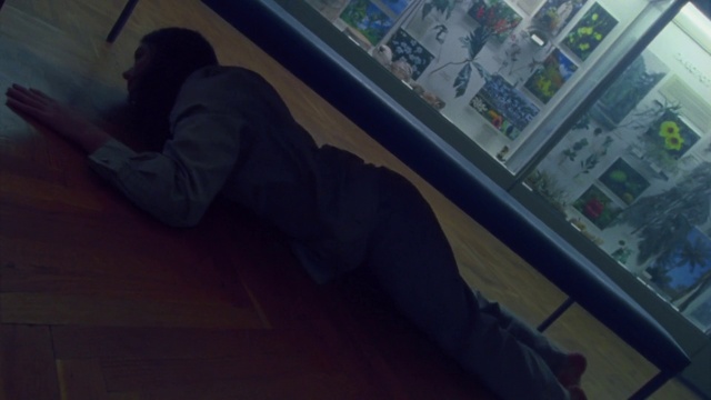 Video Reference: Mode of transport, Flooring, Tints and shades, Thigh, Wood, Human leg, Reflection, Knee, City, Sitting