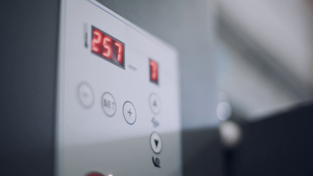 Video Reference: Gauge, Gas, Font, Measuring instrument, Machine, Circle, Gadget, Display device, Number, Carmine