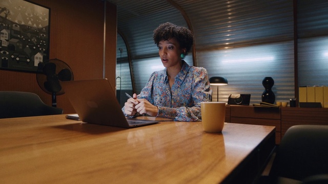 Video Reference: Computer, Table, Laptop, Personal computer, Furniture, Desk, Chair, Tableware, Flooring, Wood