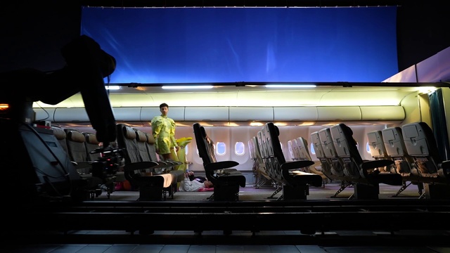 Video Reference: Entertainment, Gas, Performing arts, Electronic device, Display device, Event, Stage equipment, Audio equipment, Music venue, Chair