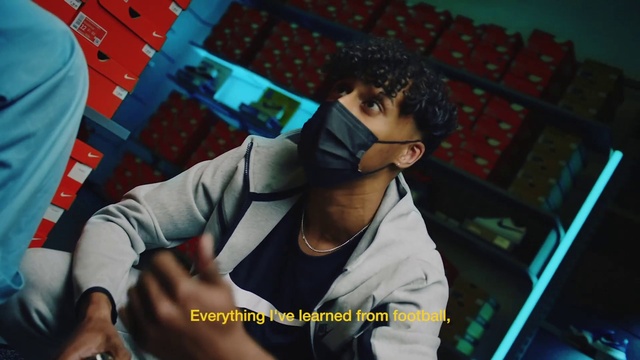 Video Reference: Musician, Flash photography, T-shirt, Audio equipment, Music artist, Vest, Leisure, Electronic instrument, Performing arts, Entertainment