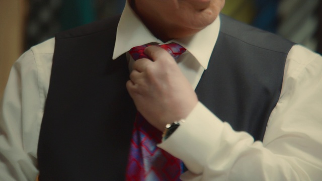 Video Reference: Dress shirt, Sleeve, Gesture, Collar, Finger, Bow tie, Suit, Blazer, Formal wear, Tie
