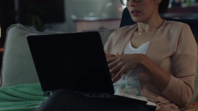 Video Reference: Glasses, Hand, Hairstyle, Netbook, Vision care, Personal computer, Computer, Comfort, Laptop, Human body