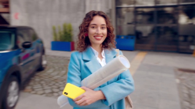 Video Reference: Smile, Tire, Coat, Sleeve, Street fashion, Happy, Travel, Blazer, Electric blue, Formal wear