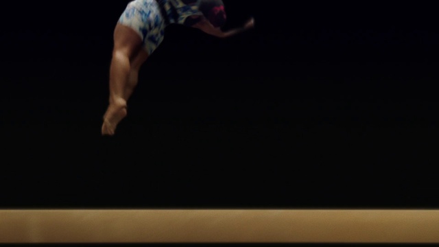 Video Reference: Flash photography, Thigh, Knee, Elbow, Entertainment, Performing arts, Human leg, Balance, Sportswear, Event