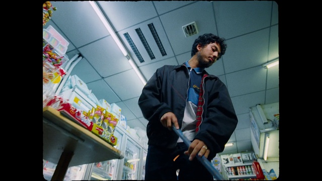 Video Reference: Dress shirt, Tie, Flash photography, Event, Audio equipment, Display device, Electric blue, Fun, White-collar worker, Aerospace engineering