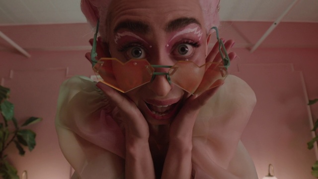 Video Reference: Nose, Lip, Chin, Eyebrow, Eyelash, Neck, Ear, Jaw, Eyewear, Gesture