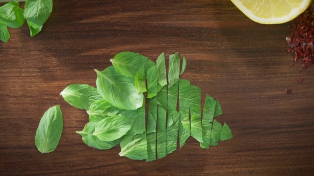 Video Reference: Rangpur, Green, Plant, Leaf, Valencia orange, Wood, Cocktail, Leaf vegetable, Lime, Sweet lemon