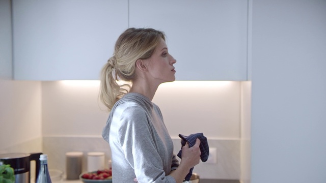 Video Reference: Joint, Gesture, Elbow, Fashion design, Event, T-shirt, Electric blue, Room, Conversation, Job