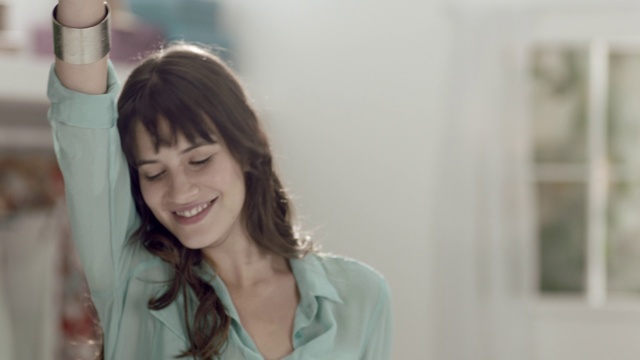 Video Reference: Lip, Smile, Eyelash, Jaw, Flash photography, Gesture, Street fashion, Happy, Layered hair, Step cutting