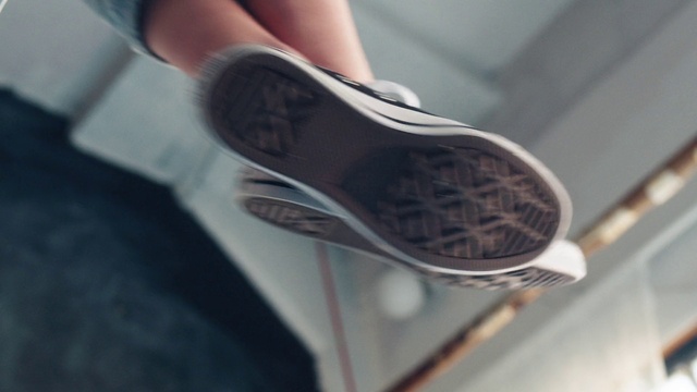 Video Reference: Bicycle part, Bicycle saddle, Automotive design, Sneakers, Rim, Audio equipment, Human leg, Metal, Athletic shoe, Fashion accessory