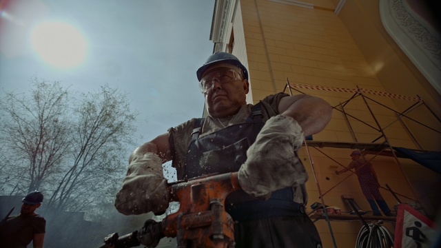 Video Reference: Sky, Guitar accessory, Soldier, Street light, Plucked string instruments, Musical instrument, Military organization, Guitar, Tree, String instrument