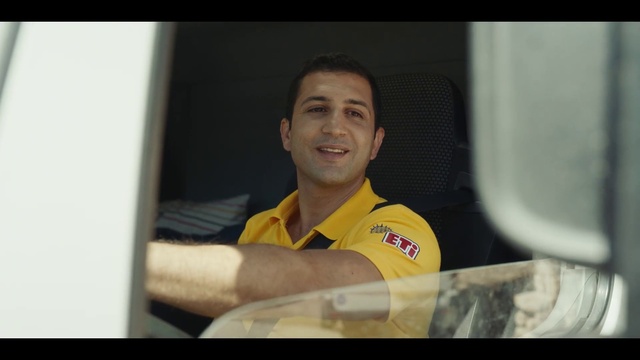 Video Reference: Face, Smile, Sleeve, Gesture, Flash photography, Collar, T-shirt, Automotive design, Elbow, Event